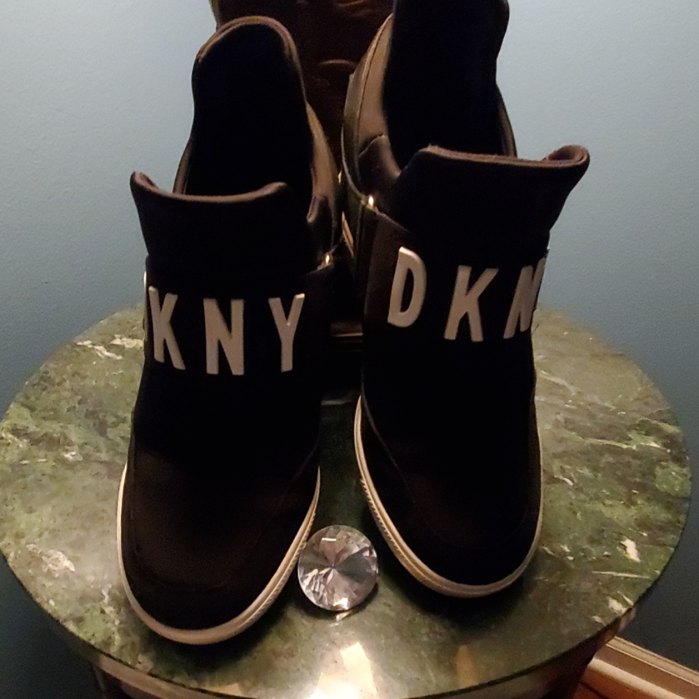 DKNY women's size 9 comfy stylish